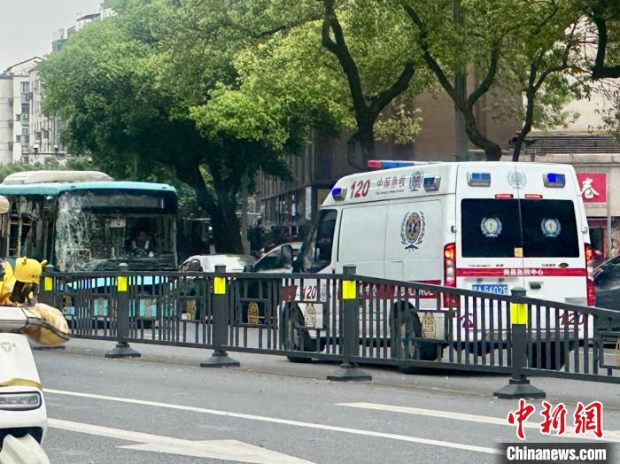 南昌一公交撞上行人致3死7伤警方：驾驶员突发心脏不适欧亚体育(图1)